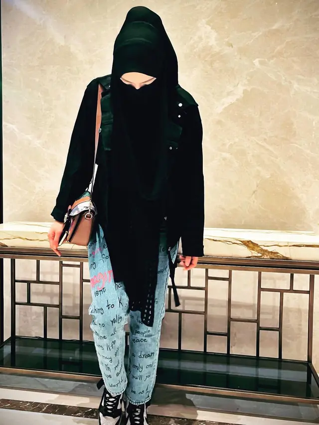 6 Potret Gaya Ratu Rizky Nabila Bercadar, Dicibir Masih Pakai Celana Jeans