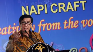 Menteri Hukum dan HAM, Yasonna H Laoly memberikan sambutan pada pembukaan Napi Craft 2015 di The East Kuningan, Jakarta, Senin (12/21/2015). Napi Craft 2015 mengambil tema Creativity From The Voiceless. (Liputan6.com/Helmi Fithriansyah)