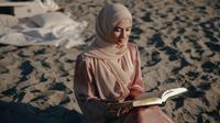 Ilustrasi Islami, muslimah, belajar, hadis. (Foto oleh PNW Production: https://www.pexels.com/id-id/foto/pantai-pasir-wanita-piknik-8995810/)