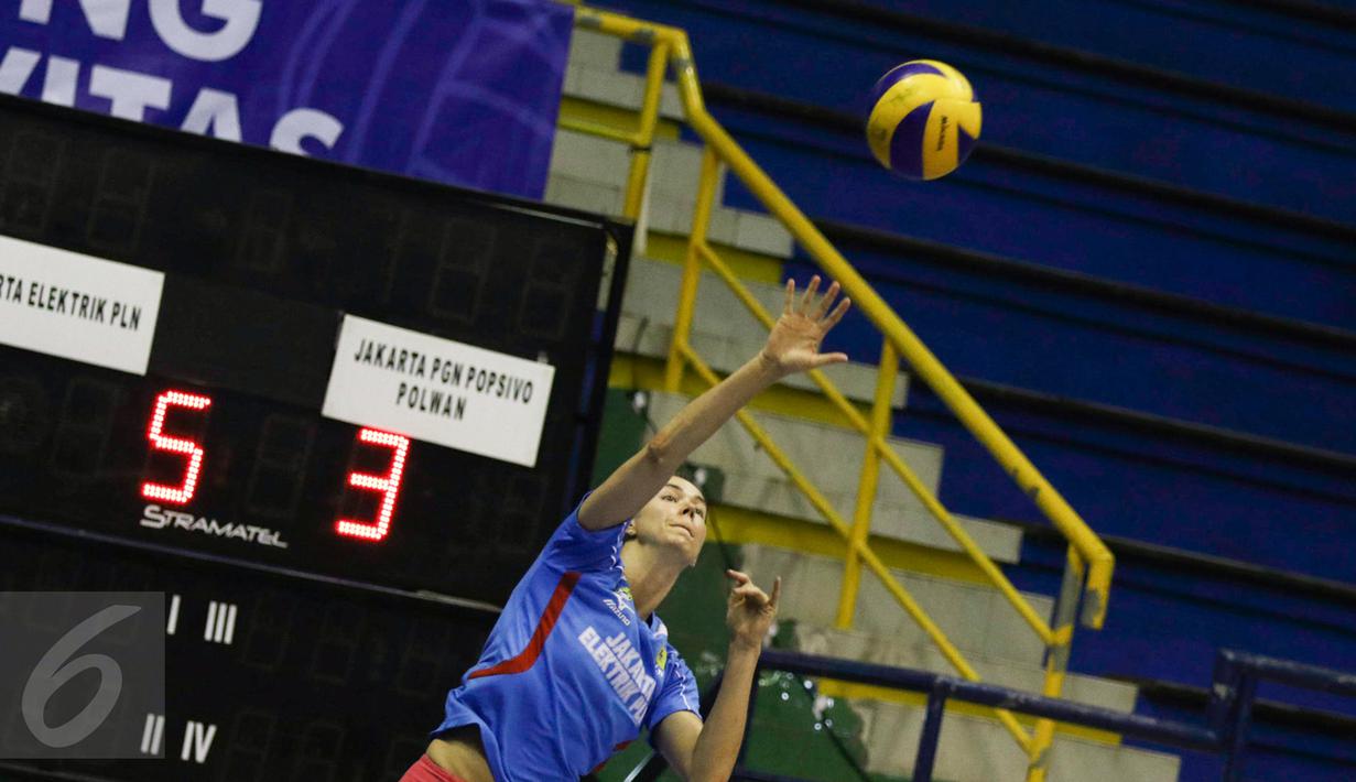 Tim voli Jakarta Elektrik PLN berlatih service dan smash di GOR C'Tra Arena, Bandung, Jawa Barat, Sabtu (15/4). Jakarta Elektrik PLN memastikan lolos ke final Proliga 2017 usai menumbangkan Popsivo Polawan. (Liputan6.com/Yoppy Renato)