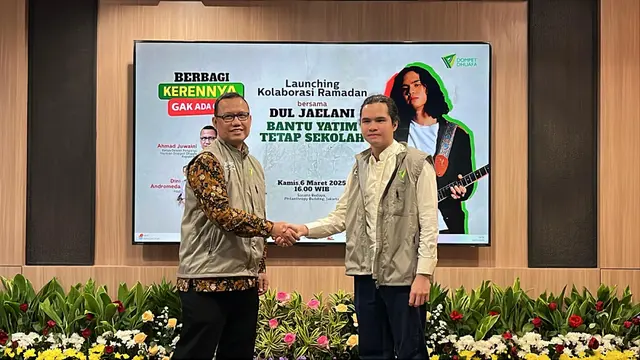 Dul Jaelani, musisi muda yang juga anak dari pasangan Ahmad Dhani dan Maia Estianty saat menghadiri program bersama Dompet Dhuafa.
