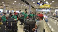 Para pemain Timnas Indonesia merapihkan koper saat tiba di Bandara Svarnabhuni, Thailan, Thailand. (Bola.com/Ario Yosia)