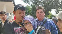 Titin Prialianti salah satu tim kuasa hukum Saka Tatal menangis haru saat tiba di PN Cirebon mengawal Sidang PK. Foto (Liputan6.com / Panji Prayitno)