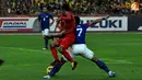 Duel Pemain Indonesia dengan Pemain Malaysia dalam Laga Piala AFF Suzuki 2012 antara Malaysia vs Indonesia di Stadion Bukit Jalil, Kuala Lumpur, Malaysia. pertandingan berakhir dengan skor 2-0 untuk Malaysia.
