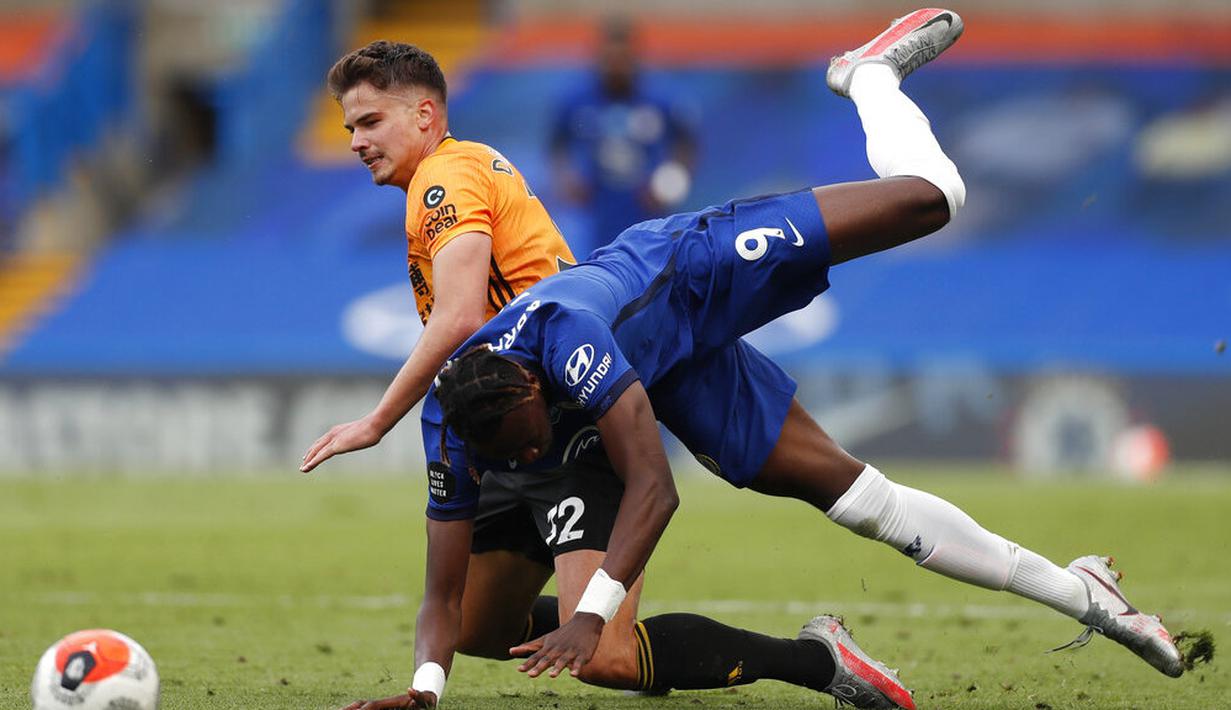 Pemain Chelsea, Tammy Abraham, berebut bola dengan pemain Wolverhampton Wanderers, Leander Dendoncker, pada laga Premier League di Stadion Stamford Bridge, Minggu (26/7/2020). Chelsea menang dengan skor 2-0. (Matthew Childs/Pool via AP)