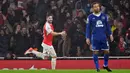 Striker Arsenal, Olivier Giroud, merayakan gol yang dicetaknya ke gawang Everton dalam lanjutan Liga Premier Inggris di Stadion Emirates, London, Inggris. Sabtu (24/10/2015) malam WIB. (Reuters/ Dylan Martinez)