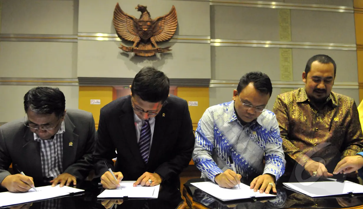 Menteri Agama Lukman Hakim Saifudin saat menandatangani penurunan ongkos haji dengan DPR, Jakarta, Rabu (22/4/2015). Ongkos ibadah haji tahun ini turun menjadi 2.717 dolar Amerika Serikat atau sekitar Rp33,9 juta per jemaah. (Liputan6.com/Andrian M Tunay)