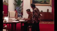 Usai salat Maghrib, Presiden SBY memeriksa kembali draft Perppu tentang Pilkada Langsung oleh rakyat, (2/10/14).. (twitter.com/SBYudhoyono)