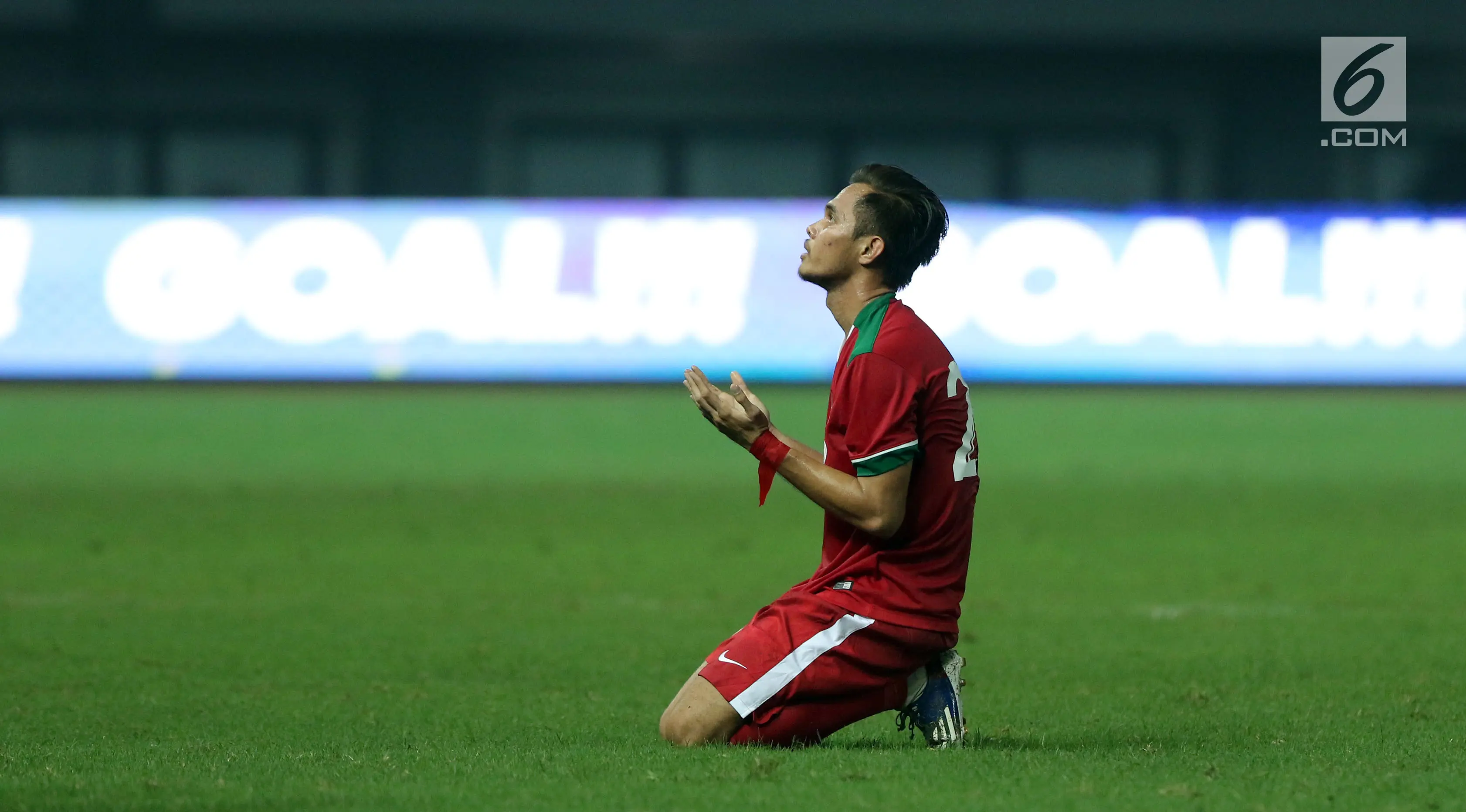 Pemain Timnas Indonesia, M Rezaldi Hehanusa berdoa usai menjebol gawang Kamboja pada laga persahabatan di Stadion Patriot Candrabhaga, Bekasi, Rabu (4/10). Timnas Indonesia menang 3-1 atas Kamboja. (Liputan6.com/Helmi Fithriansyah)