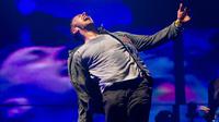 Vokalis band Coldplay, Chris Martin saat tampil di panggung Pyramid di Glastonbury Music Festival pada tanggal 25 Juni 2011. (AP Photo/Joel Ryan)