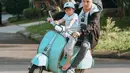 Tak hanya di rumah saja, terkadang Glenn mengajak Natusha jalan-jalan keliling komplek sambil mengendarai Vespa. (Foto: instagram.com/glennalinskie)