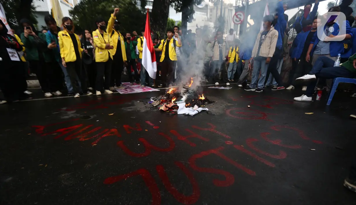 Mahasiswa saat melakukan aksi unjuk rasa di kawasan Patung Kuda, Jakarta, Senin (17/2/2025). (Liputan6.com/Helmi Fithriansyah)