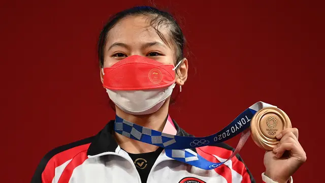 Foto: Windy Cantika Raih Perunggu di Cabor Angkat Besi, Indonesia Dapat Medali Pertama