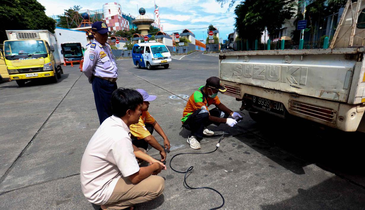 Salah satu personel dari Dinas Perhubungan mendampingi petugas Suku Dinas Lingkungan Hidup melakukan pengukuran gas buang kendaraan saat menggelar operasi uji emisi di Pintu Keluar Terminal Blok M, Jakarta, Kamis (9/4/2026). Untuk menjaga kualitas udara di Jakarta, Suku Dinas Lingkungan Hidup bersama unsur terkait menggelar razia uji emisi di sekitar Pintu Keluar Terminal Blok M, Jakarta. (Kapanlagi.com/Budy Santoso)