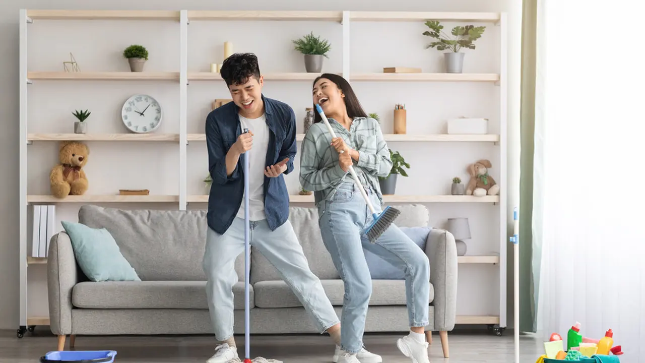 Ilustrasi pasangan yang membersihkan rumah idaman bersama