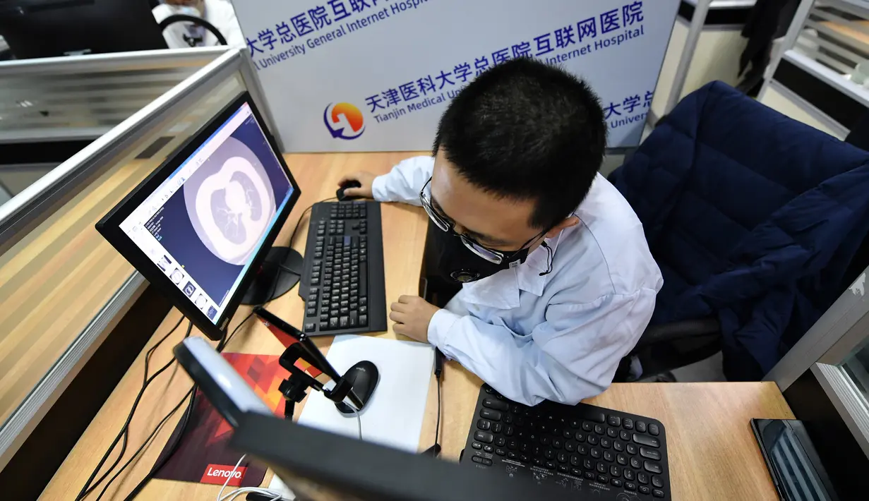 Petugas medis Rumah Sakit Umum Universitas Kedokteran Tianjin melakukan pemeriksaan daring via ponsel di Tianjin, 3 Maret 2020. RS itu meluncurkan pemeriksaan dan pemberian resep secara daring serta pengiriman obat, untuk membantu mencegah kemungkinan infeksi silang virus corona. (Xinhua/Li Ran)