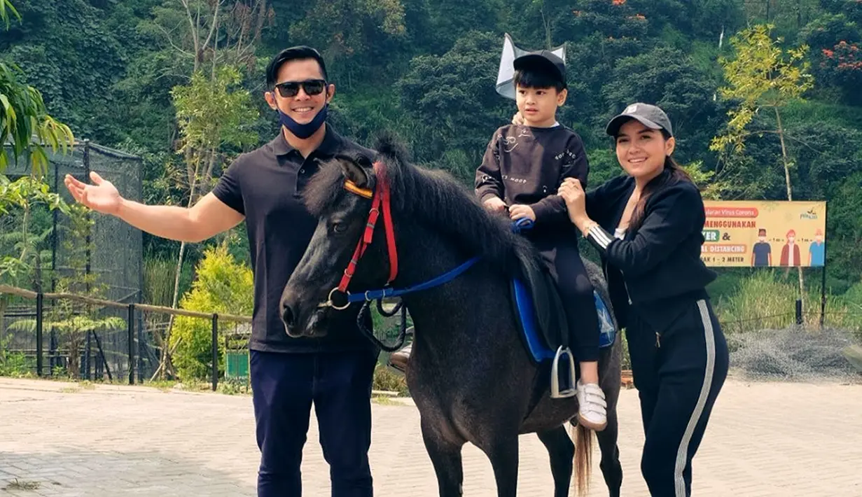 Kehidupan pribadi Afdhal Yusman pun jarang tersorot. Ia telah menikah dengan perempuan bernama Fatmasury Dahlan pada tahun 2014 dan dikaruniai anak. Anaknya pun diberi nama Reynand Messi. (Liputan6.com/IG/@afdhal_yusman)