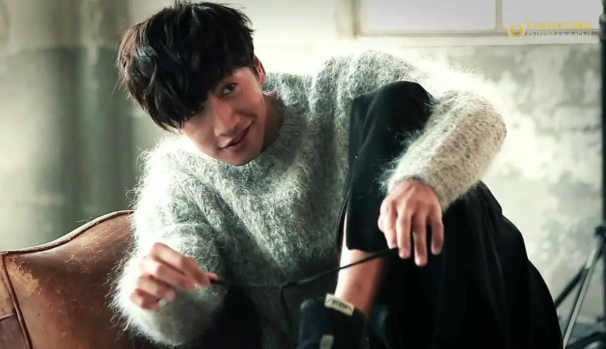 Ternyata Lee Kwang Soo menderita rabun jauh. Oleh karena itu, ia kerap memakai lensa kontak saat bermain di variety show. (Foto: Allkpop.com)