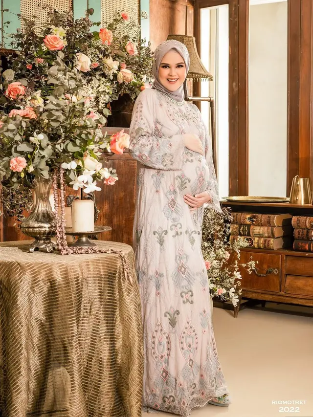 8 Momen Meternity Shoot serta Foto Keluarga Cut Meyriska dan Roger Danuarta, Memesona