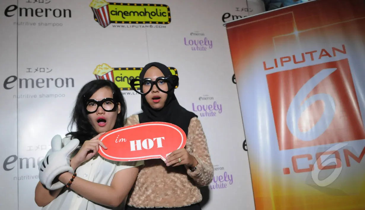 Peserta Cinemaholic bergaya di photo booth jelang menyaksikan film Cinderella di Blitzmegaplex Central Park, Jakarta, Sabtu (14/3/2015). (Liputan6.com/Herman Zakharia)