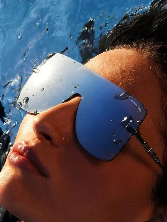 Kampanye global ini akan ditayangkan perdana pada 27 Februari 2024 dengan iklan cetak yang ditayangkan pada edisi musim semi di seluruh dunia. Gambar-gambar tersebut juga akan muncul di outlet digital, serta platform media sosial dan penempatan media luar ruang tradisional. [Michael Kors]