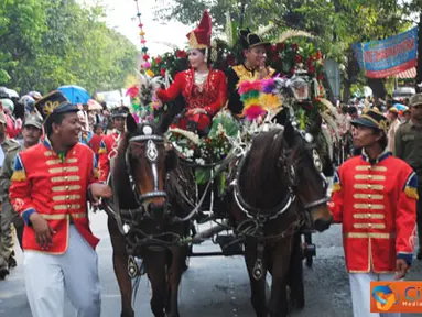 Citizen6, Kendal: Karnaval Spektakuler bertajuk Pelangi Mutu Manikam digelar oleh Pemerintah Daerah Kendal dalam rangkaian HUT Kabupaten Kendal ke-406. Karnaval dipimpin langsung oleh Bupati Widya Kandi Susanti, Kamis (28/7). (Pengirim: Aryo)
