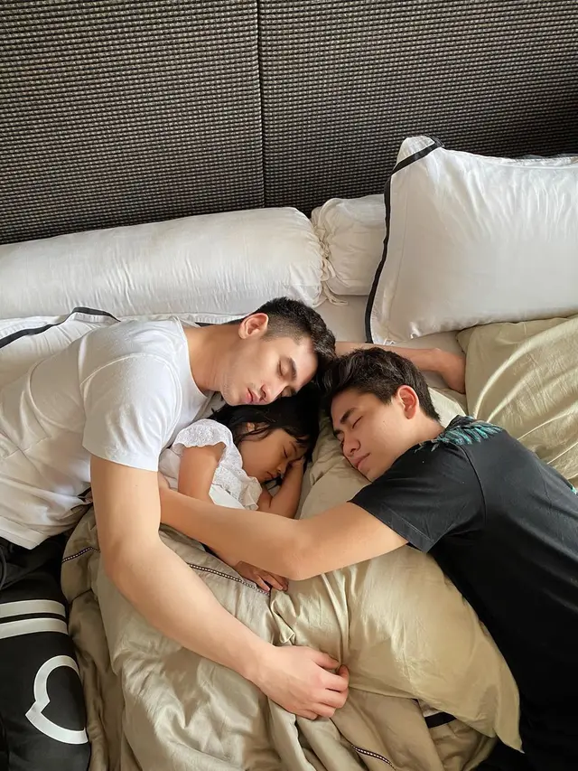 Momen Kompak Verrel Bramasta dan Athalla Naufal bersama Vania Athabina. (Sumber: Instagram/vaniaathabina24)