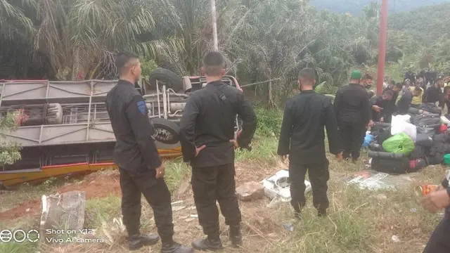 Bus Pembawa Brimob Terguling