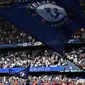 Bendera raksasa dikibarkan menyambut para pemain Chelsea dan Liverpool pada laga Premier League di Stadion Stamford Bridge, London, Minggu (6/5/2018). Chelsea menang 1-0 atas Liverpool. (AFP/Glyn Kirk)