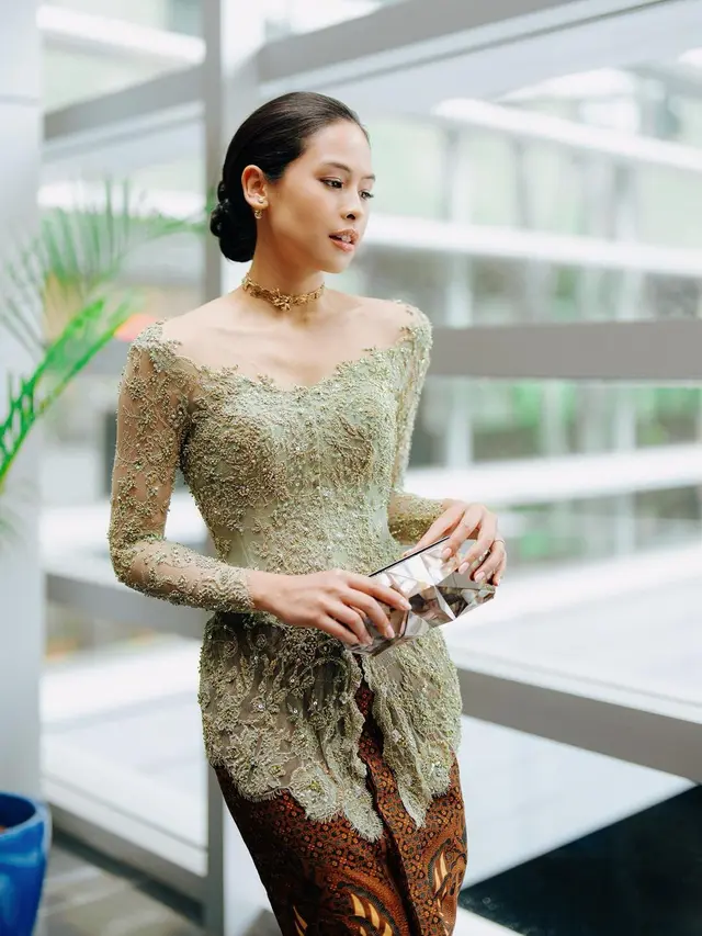 Inspirasi kebaya pesta dari artis