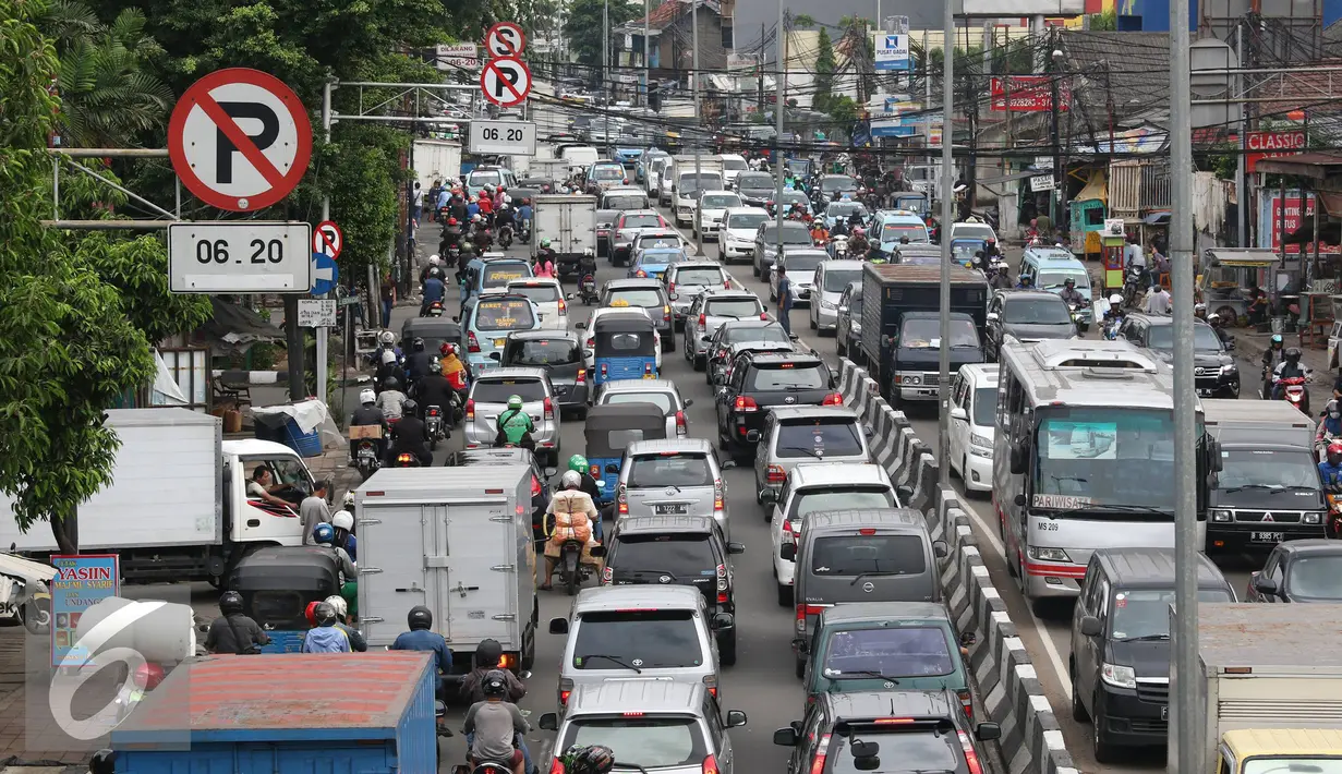 Suasana kemacetan di kawasan Tanah Abang, Jakarta, Rabu (25/5). Banyaknya aktivitas di kawasan tersebut membuat arus lalu lintas selalu mengalami kemacetan, meskipun telah terbebas dari pedagang kaki lima (PKL). (Liputan6.com/Immanuel Antonius)