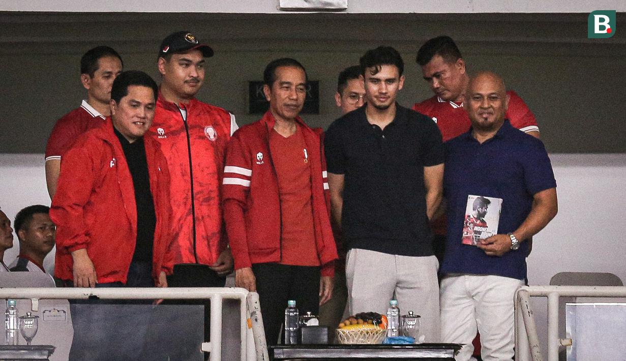 <p>Calon pemain naturalisasi Timnas Indonesia Nathan Tjoe-A-On (ketiga kanan) bersama ayahnya (kanan) berfoto bersama dengan Presiden Joko Widodo, Kemenpora Dito Ariotedjo, dan Ketua Umum PSSI Erick Thohir saat jeda babak pertama laga Kualifikasi Piala Dunia 2026 zona Asia antara Timnas Indonesia melawan Brunei di Stadion Utama Gelora Bung Karno (SUGBK), Senayan, Jakarta, Kamis (12/10/2023). Nathan Tjoe-A-On merupakan pemain keturunan alias diaspora yang lahir di Rotterdam, Belanda. (Bola.com/Bagaskara Lazuardi)</p>