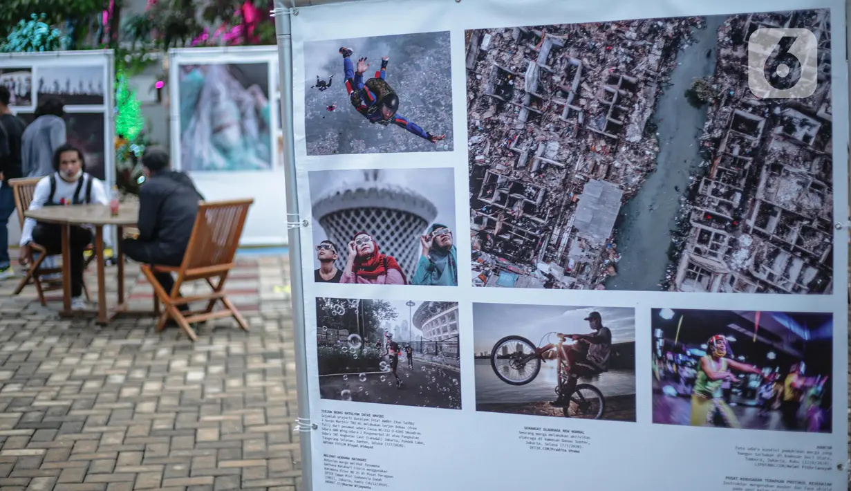 Pameran karya foto jurnalistik dari para pewarta foto di kawasan Thamrin 10, Jakarta, Jumat (4/12/2020). Sebanyak 133 karya dipilih berdasarkan kriteria dari dewan juri dalam mengikuti ajang pameran "Rekam Jakarta" sepanjang tahun 2019-2020 yang didera Pandemi Covid-19. (Liputan6.com/Faizal Fanani)