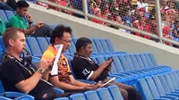 Pelatih Timnas Malaysia U-22 Ong Kim Swee, berada di tribune Stadion Shah Alam, Selangor, Kamis (24/8/2017). (Bola.com/Benediktus Gerendo Pradigdo)