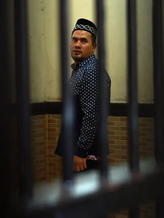 Penyanyi dangdut yang tersangkut kasus pelecehan seksual terhadap pria berinisial DS, merasakan menjalani Salat Idul Fitri di LP Cipinang, Jakarta, Rabu (6/7/2016). Ini tahun pertamanya menjalani lebaran dalam penjara. (Deki Prayoga/Bintang.com)