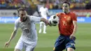 Bek Spanyol, Cesar Azpilicueta, berebut bola dengan striker Swiss, Josip Drmic, pada laga persahabatan di Stadion La Ceramica, Vila-real, Minggu (3/6/2018). Kedua negara bermain imbang 1-1. (AFP/Jose Jordan)
