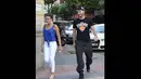 Penyerang Prancis yang bermain di Real Madrid Karim Benzema, berjalan dengan kekasihnya Chloe saat berada di madrid (Europa Press/Europa Press via Getty Images)