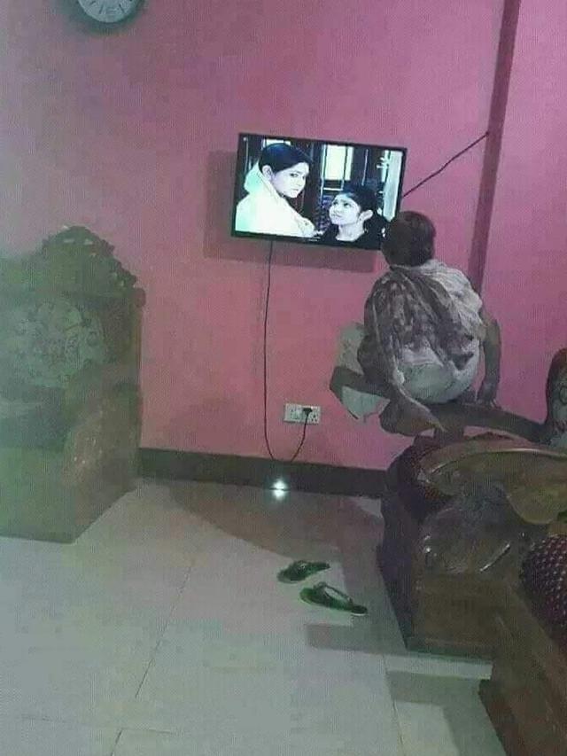 6 Momen Bapak-Bapak Saat Nonton TV Ini Enggak Habis Pikir, Kocak