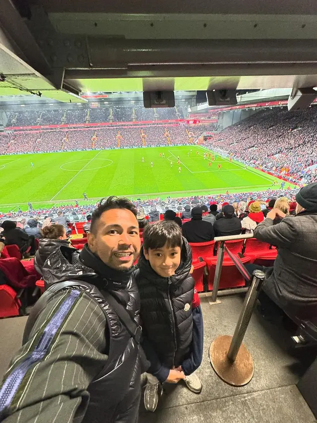 7 Potret Raffi Ahmad Ajak Rafathar Nonton Langsung Pertandingan Liverpool, Seru