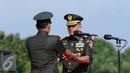 Jenderal TNI Gatot Nurmantyo (kanan) menerima tongkat komando dari Jenderal TNI Moeldoko saat Serah Terima Jabatan Panglima TNI di Mabes TNI Jakarta, Selasa (14/7/2015). Sertijab ini tindak lanjut Keppres No 49/TNI/2015. (Liputan6.com/Helmi Fithriansyah)