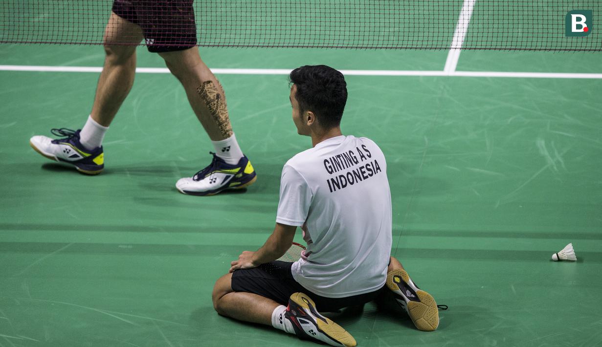 Pebulutangkis Indonesia, Anthony Ginting, saat melawan wakil China Taipei, Chou Tien-chen, pada laga Asian Games di Istora, Jakarta, Senin (27/8/2018). Anthony Ginting kalah 21-16, 21-23, dan 17-21. (Bola.com/Vitalis Yogi Trisna)