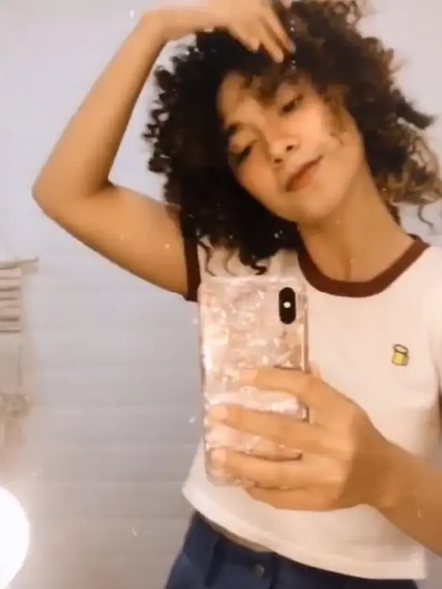 Potret Dinda Kirana dengan Rambut Keriting (sumber: instagram/dindakirana.s)