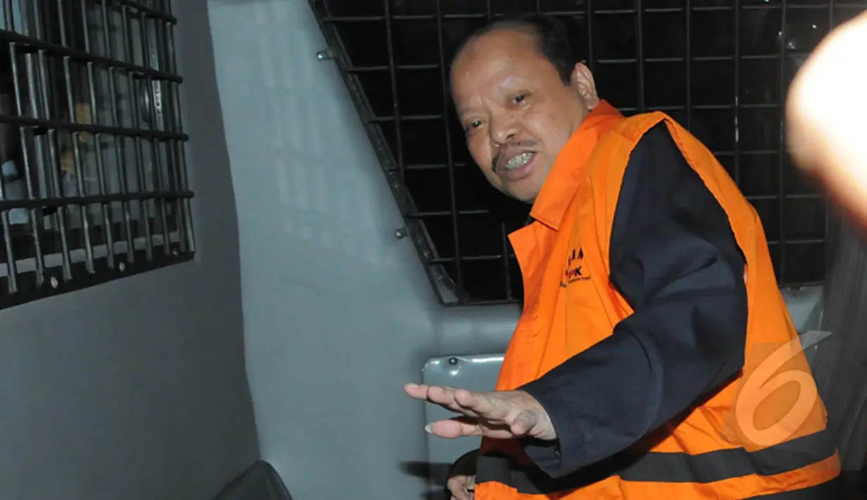 Sutan Bhatoegana menaiki mobil yang telah menjemputnya usai menjalani pemeriksaan di Gedung KPK, Jakarta, Senin (23/2/2015).Sutan menjadi tersangka kasus korupsi di Kementerian ESDM (Liputan6.com/Herman Zakharia)