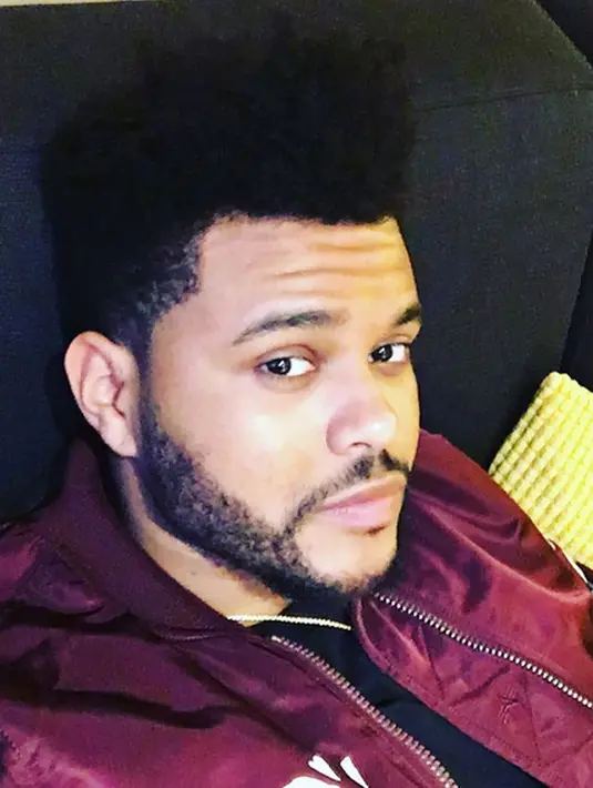 Khusus untuk Selena, The Weeknd rela menempuh perjalanan selama 11 jam dari Paris ke Los Angeles. Lewat foto-foto yang dimuat di beberapa media Internasional, mereka tengah makan siang bersama. (Instagram/theweeknd)