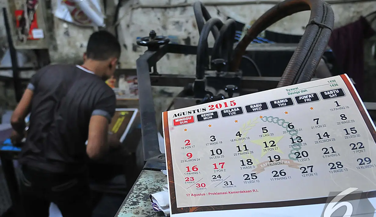 Jelang akhir tahun permintaan kalender 2015 meningkat tajam, Kawasan Senen, Jakarta, Senin (1/12/2014). (Liputan6.com/Johan Tallo)
