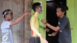 Persiapan jelang Festival Lima Gunung di lereng Gunung Merapi, Desa Klogowanan, Magelang, (21/7). Festival tersebut diselenggarakan secara mandiri oleh petani setiap tahun. (Liputan6.com/Gholib)