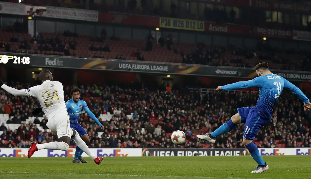 Pemain Arsenal, Sead Kolasinac melakukan tendangan ke gawang Ostersunds FK pada laga leg kedua 32 Liga Europa 2017-2018 di Stadion Emirates, Kamis (22/2). Arsenal melaju ke babak 16 besar Liga Europa meski kalah 1-2. (Adrian DENNIS/AFP)