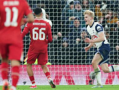 Pemain Tottenham Hotspur, Lucas Bergvall, melakukan selebrasi setelah mencetak gol ke gawang Liverpool dalam laga leg pertama semifinal Carabao Cup 2024/2025 yang digelar di Tottenham Hotspur Stadium, Kamis (9/1/2025) dini hari WIB. (AP Photo/Ian Walton)