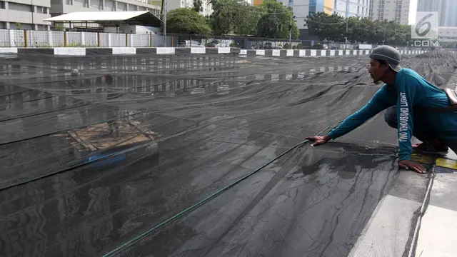Kurangi Bau Tak Sedap, Begini Penampakan Jaring Hitam di Kali Item