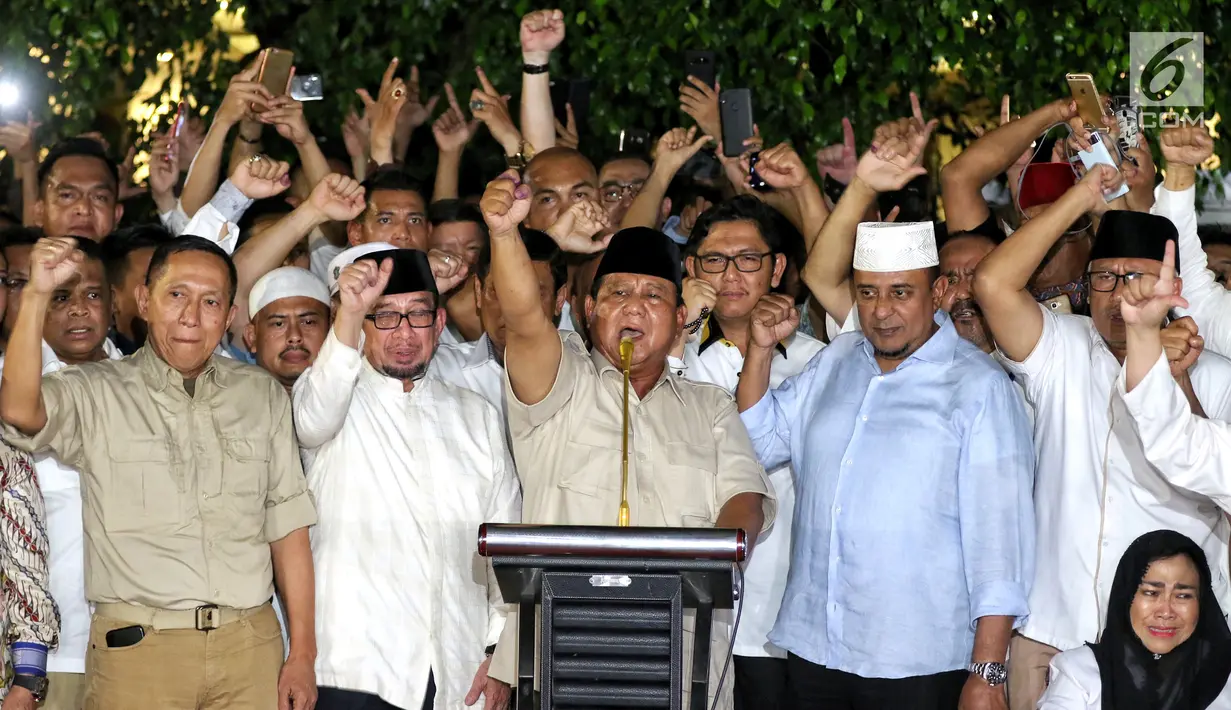 Calon presiden no urut 02 Prabowo Subianto bersama Badan Pemenangan Nasional (BPN) memberikan pidato politiknya di Kertanegara, Jakarta, Rabu (17/4). Pada pidatonya Prabowo tegas dan yakin sudah menjadi pemimpin bangsa Indonesia berdasarkan hasil real count BPN. (Liputan6.com/Johan Tallo)